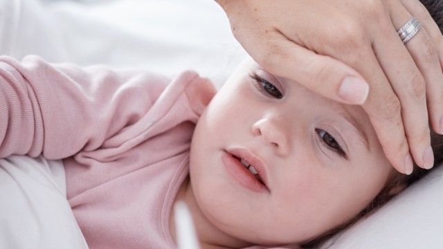 Πυρετικοί σπασμοί στα παιδιά: Τι πρέπει να γνωρίζουν οι γονείς