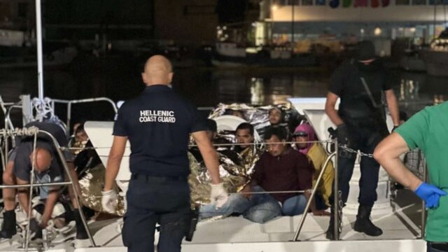 Στην Καλαμάτα μεταφέρονται 23 μετανάστες μετά από επιχείρηση διάσωσης στη Μεσόγειο