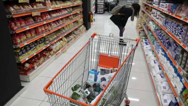 Γιορτή Αγίου Πνεύματος: Τι ισχύει για εμπορικά καταστήματα και σούπερ μάρκετ