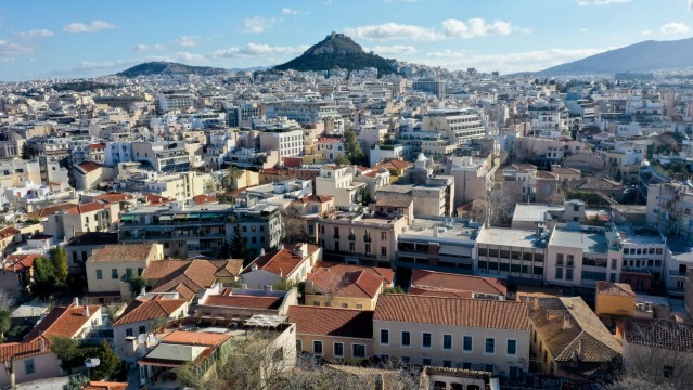 Επιβράδυναν οι αγοραπωλησίες ακινήτων τον Απρίλιο, αυξάνονται οι γονικές παροχές