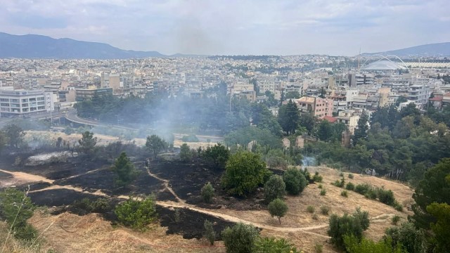 Φιλοθέη: Υπό έλεγχο η φωτιά στο περιαστικό άλσος