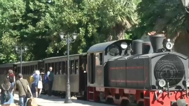Το θρυλικό τρενάκι του Πηλίου γεμάτο επισκέπτες στη μαγευτική διαδρομή Άνω Λεχώνια – Μηλιές