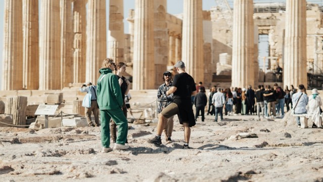 Τουρισμός: Διψήφια άνοδος σε αφίξεις και έσοδα το πρώτο πεντάμηνο