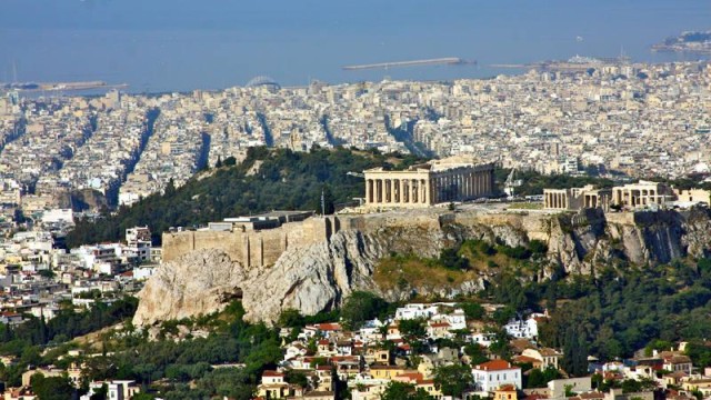 Bloomberg: Δεν είναι μόνο η φορολογία ο λόγος που οι δισεκατομμυριούχοι «μετακομίζουν» από το Λονδίνο στην Αθήνα
