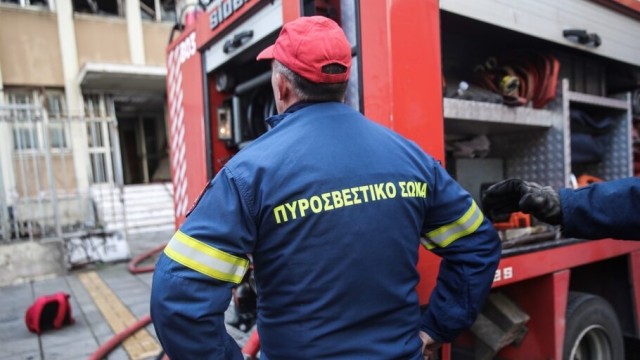 Φωτιά σε διαμέρισμα στη Θεσσαλονίκη, τραυματίστηκε 30χρονη: «Ακούσαμε δυνατό θόρυβο σαν έκρηξη»