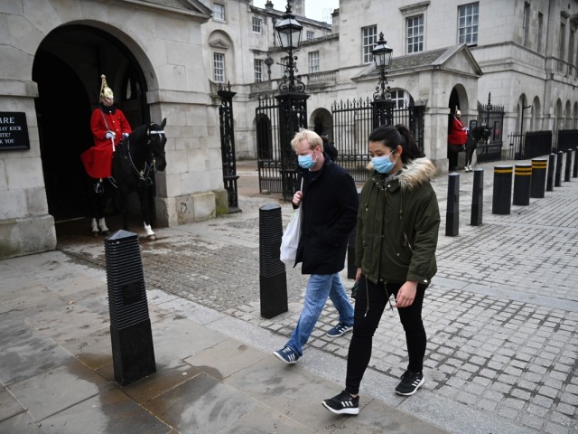 Βρετανία: Διφορούμενα μηνύματα από την κυβέρνηση για καλοκαιρινές διακοπές