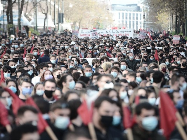 Σύνταγμα: Ενταση και χημικά στο πανεκπαιδευτικό συλλαλητήριο