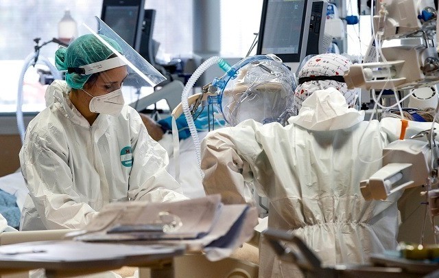 Covid-19: Μείωση της θνητότητα στις εντατικές