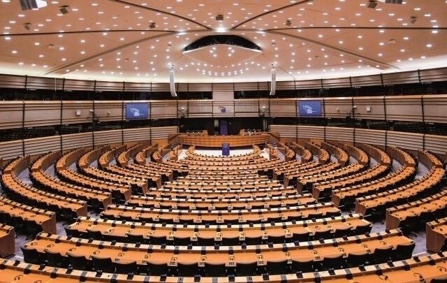 Ευρωβαρόμετρο: Πιο σημαντικό ρόλο για το Ευρωπαϊκό Κοινοβούλιο ζητούν οι Ελληνες