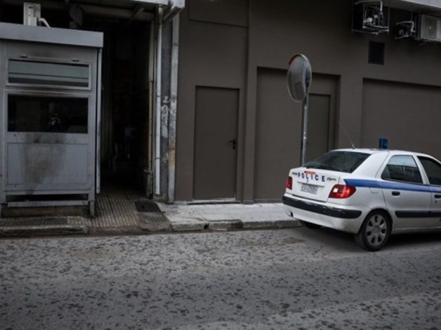 Επίθεση με μολότοφ και καπνογόνα στο ΑΤ Καισαριανής