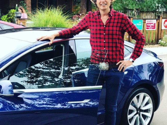 O αδελφός του Έλον Μασκ "έριξε" τη μετοχή της Tesla