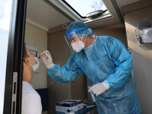 Κορωνοϊός: κατακόρυφη άνοδος στις μολύνσεις. 1.261 ανακοίνωσε σήμερα ο ΕΟΔΥ