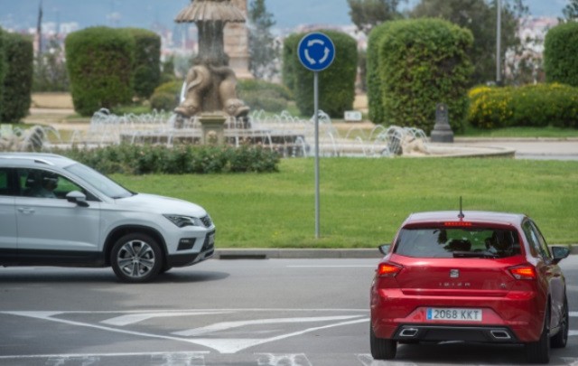 Δυο στους τρεις Ισπανούς δεν ξέρουν να οδηγούν σε κυκλικό κόμβο