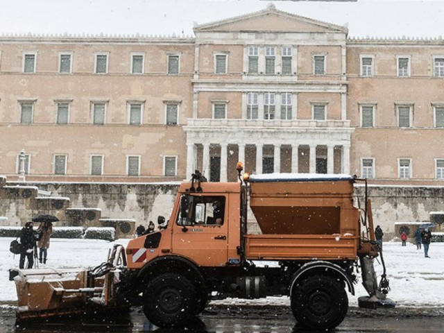 Με 37 εκχιονιστικά αποκαθίσταται σταδιακά η κυκλοφορία σε δρόμους της Αθήνας