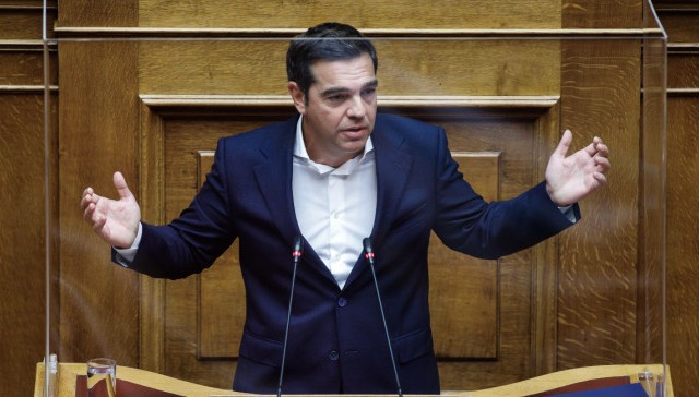 Βουλή: Τσίπρας εγκαλεί  Μητσοτάκη για παραβίαση περιοριστικών μέτρων