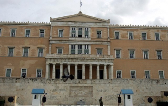 Στη Βουλή η τροπολογία για άμεση καταβολή του ποσού της εθνικής σύνταξης