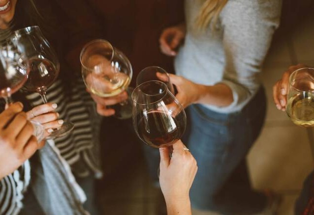 Πάτρα: Συλλήψεις για πάρτι στο οποίο συμμετείχαν 93 άτομα