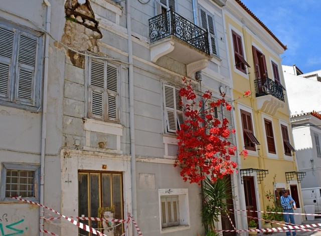 Γρήγορες διαδικασίες για τα επικινδύνως ετοιμόρροπα κτίρια