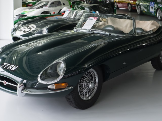 Η Jaguar γιορτάζει τα 60ά γενέθλια του εμβληματικού E-type