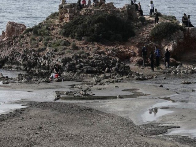 Καβούρι: Εντυπωσιακές εικόνες από την υποχώρηση της θάλασσας