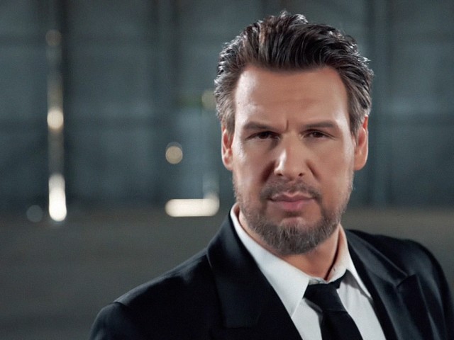 O Πάνος Κιάμος στο σπίτι με το Mega