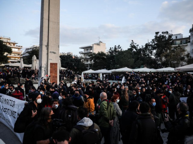 (upd) Εκτεταμένα επεισόδια στη Νέα Σμύρνη - Σοβαρά τραυματισμένος αστυνομικός