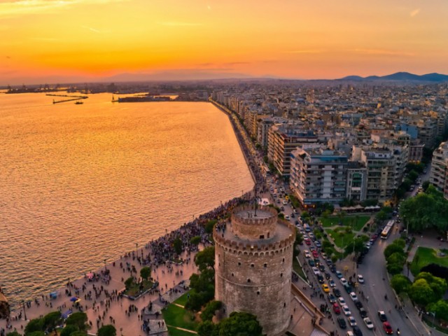 Μολότοφ σε εμπορικό κατάστημα στη Θεσ/νίκη