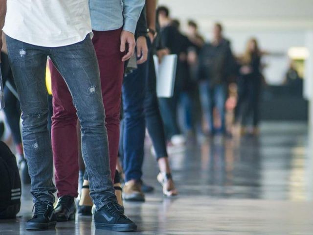 Εκρηξη ανεργίας στις παραγωγικές ηλικίες