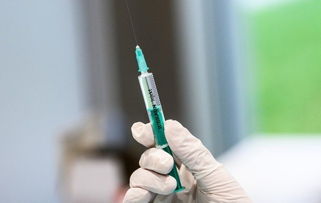 «Πράσινο φως» για το εμβόλιο της AstraZeneca και για τους άνω των 65 ετών