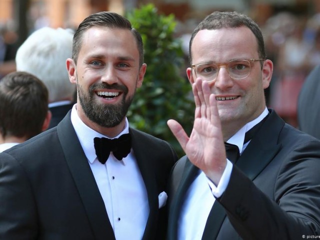 Γερμανία: Από εταιρία που εργάζεται ο σύζυγος του υπουργού Υγείας αγόρασε μάσκες η κυβέρνηση