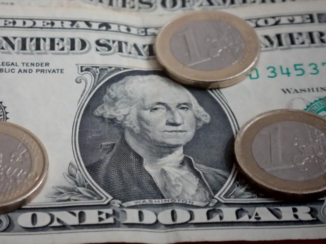 Μικρή άνοδος του ευρώ έναντι του δολαρίου