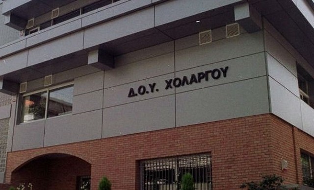 Εξερράγη εμπρηστικός μηχανισμός έξω από τη ΔΟΥ Χολαργού
