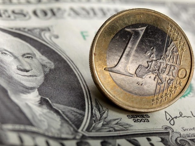 Μικρή πτώση του ευρώ έναντι του δολαρίου