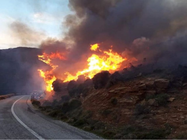 Πυρκαγιές ξέσπασαν στην Άνδρο - Εκκένωση οικισμού