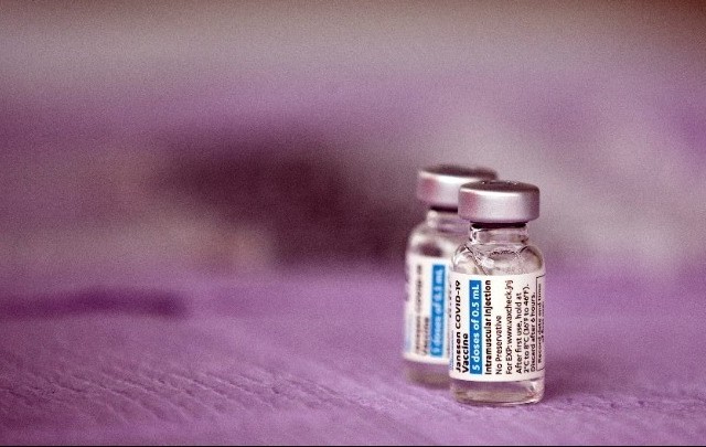 Μελέτη για τις παρενέργειες του εμβολίου της Johnson & Johnson