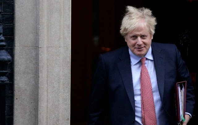 Βρετανία: Ξανανοίγουν καταστήματα, κομμωτήρια και παμπ