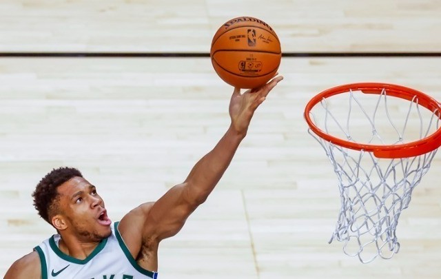 Τραυματίστηκε ο Giannis, έχασαν οι Μπακς