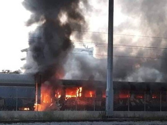 Θεσ/νίκη: Φωτιά σε εγκαταλελειμμένα βαγόνια του ΟΣΕ