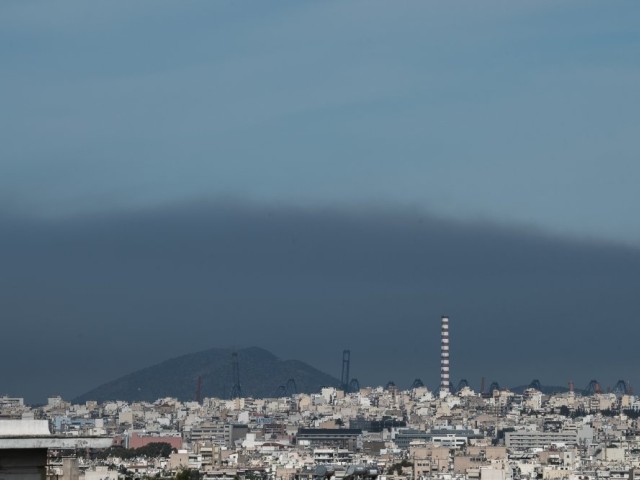 Συστάσεις επιστημόνων και υπουργείου Υγείας για τους καπνούς από τη φωτιά στον Σχίνο