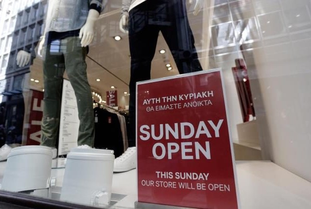 Ανοικτά και με εκπτώσεις τα καταστήματα την Κυριακή