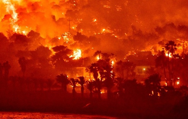 Μάχη με τις φλόγες στον Σχίνο Λουτρακίου