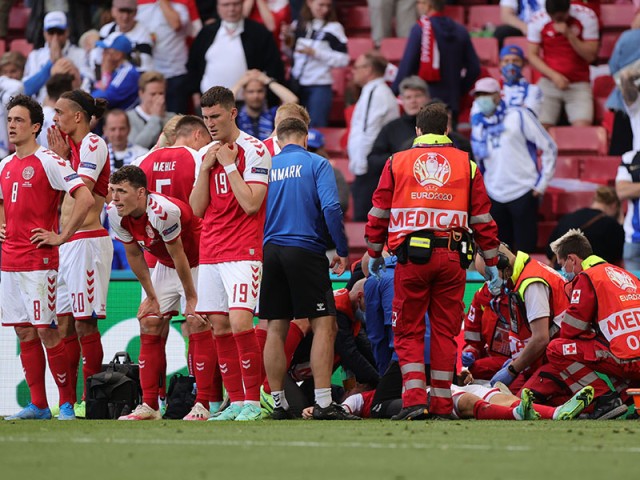Euro: Ζωντανός ο ποδοσφαιριστής της Δανίας που κατέρρευσε 