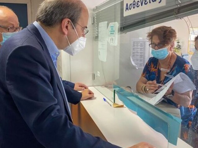 Απόντες 14 από 35 υπαλλήλους στον ΕΦΚΑ Αγ. Παρασκευής σε αιφνίδια επίσκεψη του Κ. Χατζηδάκη