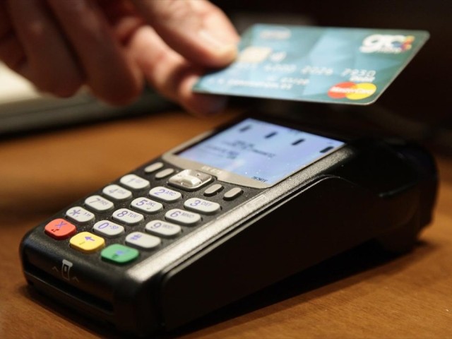 Ελληνική Ένωση Τραπεζών: Διατηρούνται οι ανέπαφες συναλλαγές με ΡΟS έως €50