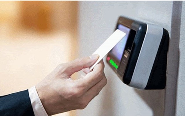 Συνάντηση Χατζηδάκη-Πιερρρακάκη για την Ψηφιακή Κάρτα Εργασίας.