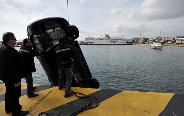 Αυτοκίνητο έπεσε στο λιμάνι του Πειραιά - Νεκρός ο οδηγός