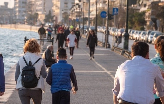 Χωρίς μάσκα από σήμερα σε εξωτερικούς χώρους