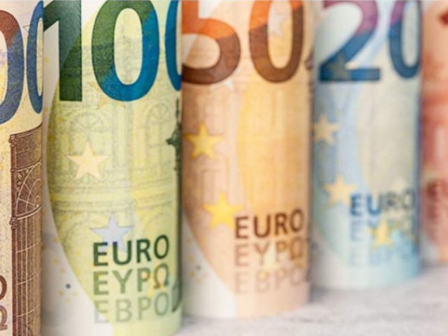 Χαμηλότερα κινείται το ευρώ στις διεθνείς αγορές