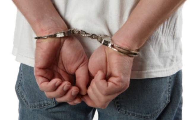 Βαρύτατες κατηγορίες στον αστυνομικό και τον πατέρα της 19χρονης