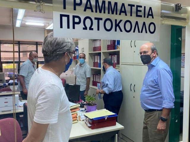 Αιφνιδιαστική επίσκεψη Χατζηδάκη στον ΕΦΚΑ Κορίνθου